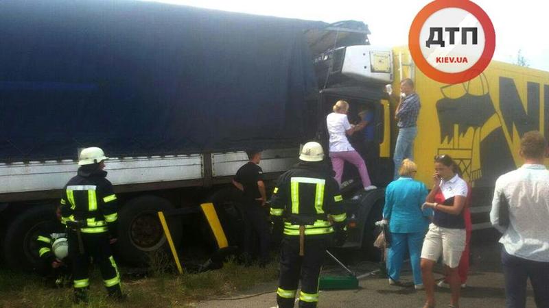 На Полтавском шоссе столкнулись две фуры: один водитель погиб / dtp.kiev.ua