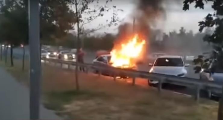 В центре Харькова автомобиль охватило пламя