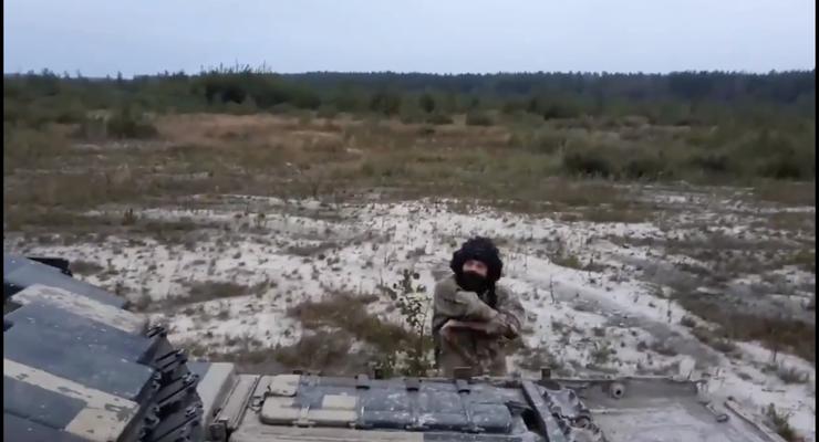 Украинский военный выпрыгнул из движущегося танка и станцевал