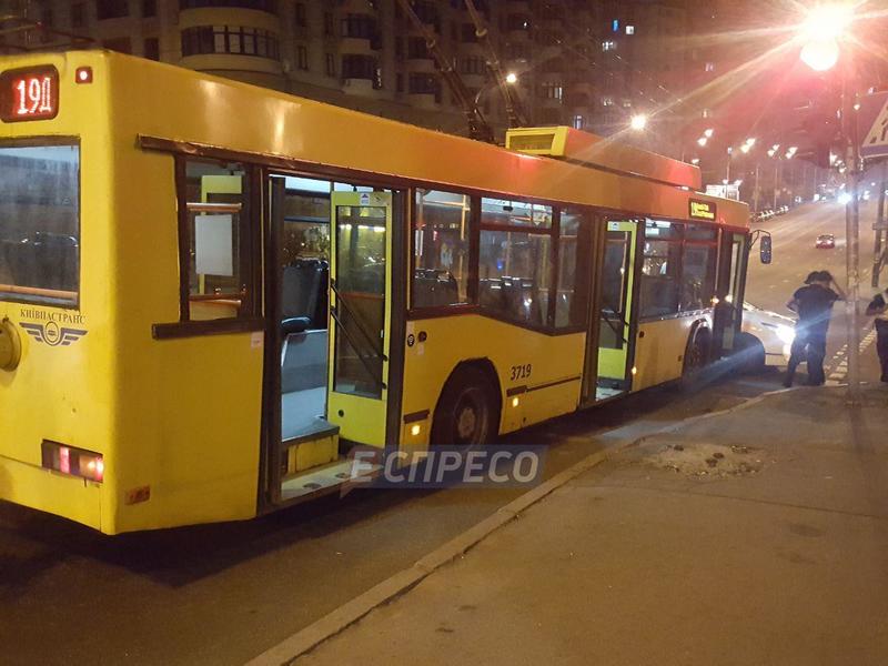 В Киеве троллейбус протаранил полицейский 