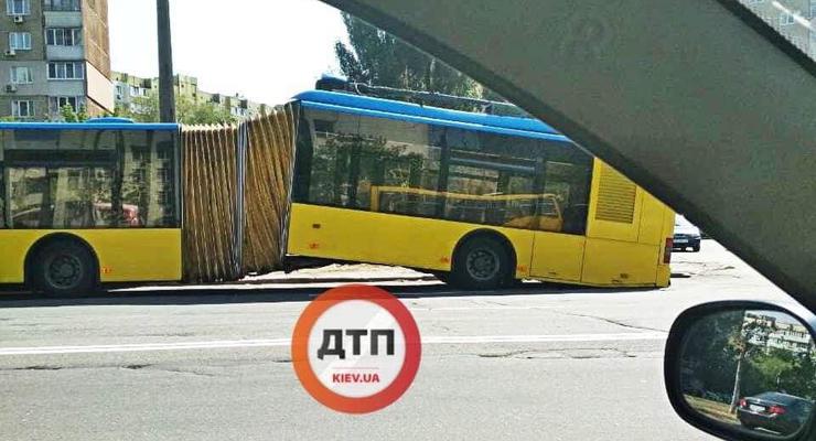 Страх детства: В Киеве порвалась гармошка троллейбуса