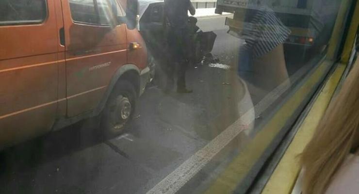Жесткое ДТП в Киеве: Два грузовика смяли легковушку