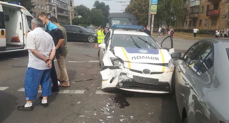 Не пропустил полицейский Prius: В Кривом Роге разбились 4 автомобиля