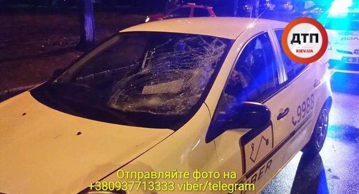 Выбил лобовое стекло: В Киеве такси Uber сбило 14-летнего мальчика