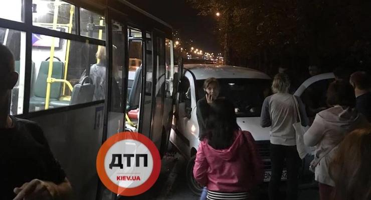 В Киеве пьяный водитель выехал на встречку и протаранил маршрутку
