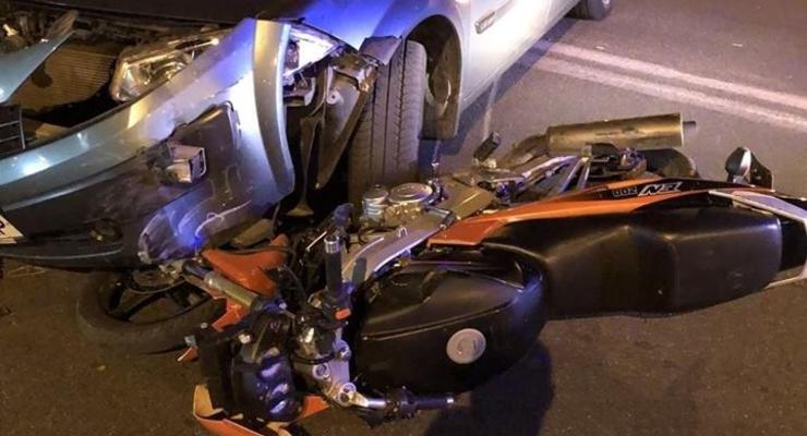 В Киеве водитель Renault серьезно нарушил ПДД и покалечил мотоциклиста