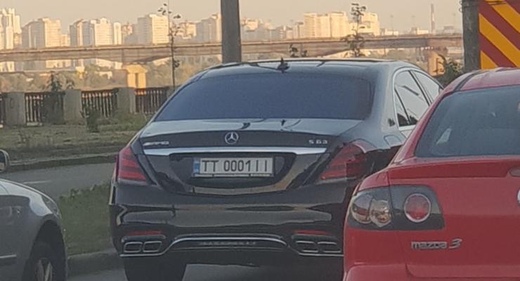 В Киеве засняли элитный Mercedes AMG на госномерах МВД