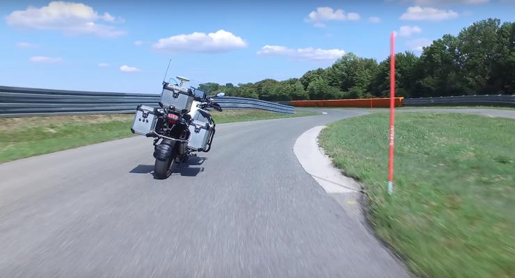 Всадник без головы: BMW создал мотоцикл с функцией автопилота