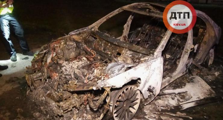 Пытался скрыться от полиции: В Киеве разбился и сгорел дотла Mercedes