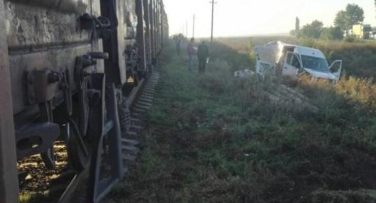 В Николаевской области поезд сбил микроавтобус