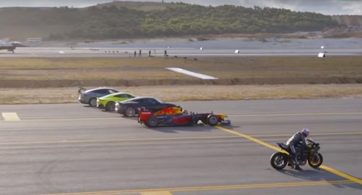 Невероятная гонка: Мотоцикл победил 2 самолета, болид Формулы-1 и Tesla
