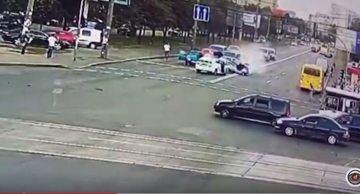 Появилось видео эффектной полицейской погони "с переворотом" в Киеве