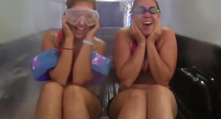 Появилось видео, как автомойка "вымыла" двух девушек в купальниках