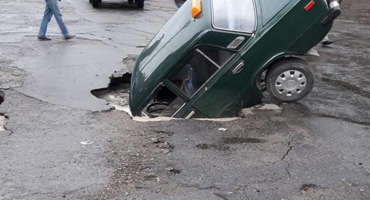 Ворота в ад: В Сквире автомобиль провалился в огромную яму на дороге