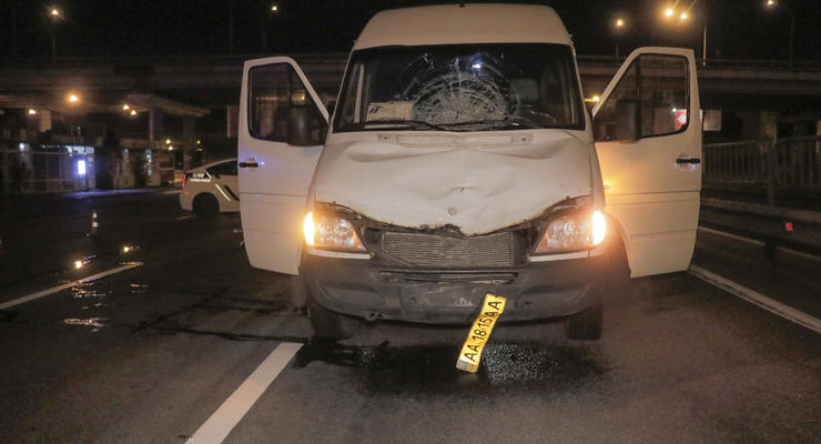 Перебегала шоссе с отбойником: В Киеве микроавтобус сбил женщину