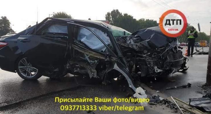 В Киеве водитель Toyota пристегнул ремень за спиной и попал в тяжелое ДТП