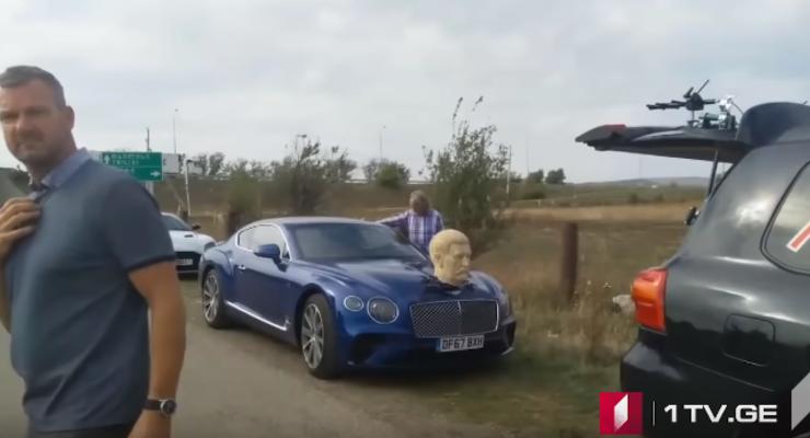 Водитель водрузил на капот своего Bentley огромную голову Сталина