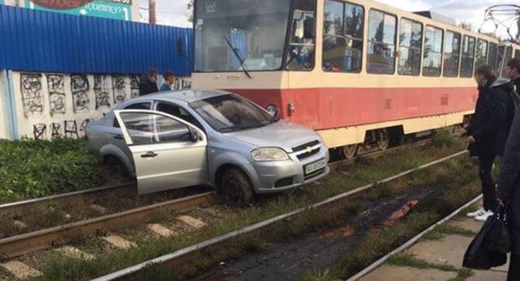 "Не объехал": В Киеве трамвай протаранил выехавший на пути Chevrolet