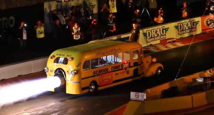 В США на школьный автобус установили реактивный двигатель от истребителя
