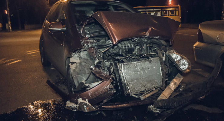 В Киеве Opel пытался проскочить на красный и чуть не убил двух детей