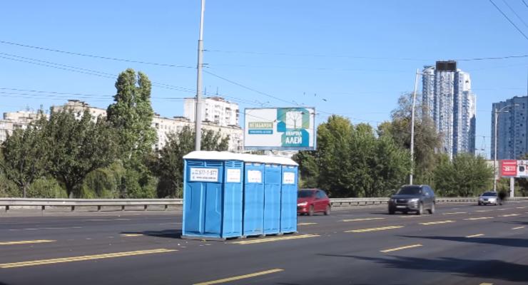 Марафон в Киеве: Коммунальщики забыли биотуалеты прямо посреди шоссе