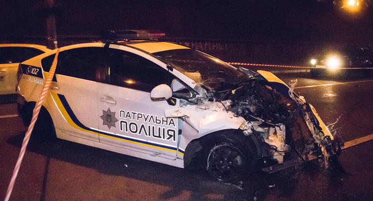 Полицейский Prius неудачно обогнал Polo и разбился об отбойник