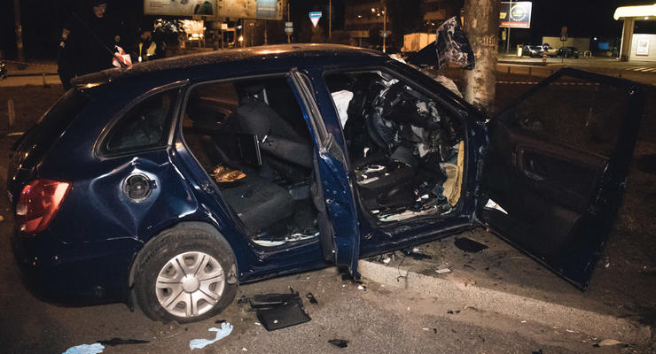 Умер пассажир Uber, пьяный водитель которого влетел в столб в Киеве