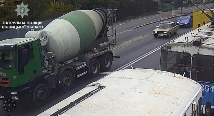 Полиция оштрафовала водителя грузовика, который залил дорогу бетоном