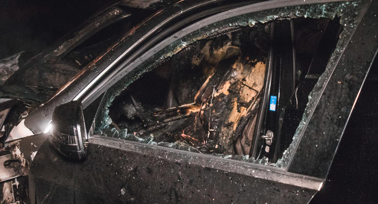 Подозревают поджог: В Киеве сгорел дотла Mercedes E-класса