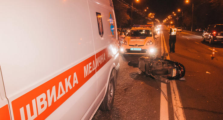 Жесткое ДТП в Киеве: Мотоциклист на полной скорости влетел в легковушку