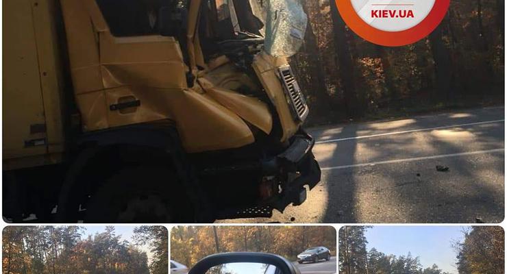 В Киеве в жестком ДТП столкнулись два грузовика