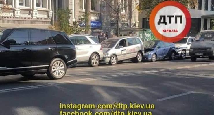 "Паровозик" в Киеве: На улице Мечникова столкнулись сразу 5 авто