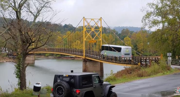 70-летний мост эффектно прогнулся, но выдержал вес автобуса-нарушителя