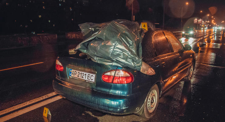 Кровавое ДТП в Киеве: Сбитый пешеход умер на крыше авто