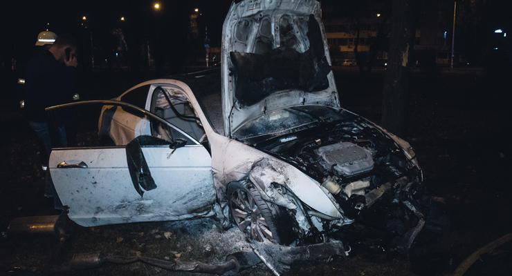 Красочная авария в Киеве: Honda перевернулась несколько раз и сгорела