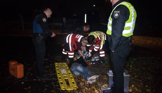 Мгновенная карма: В Киеве полиция сбила убегающего с награбленным вора