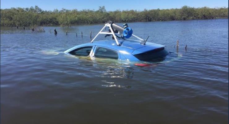 Водитель автомобиля Google Maps заблудился и заехал в реку