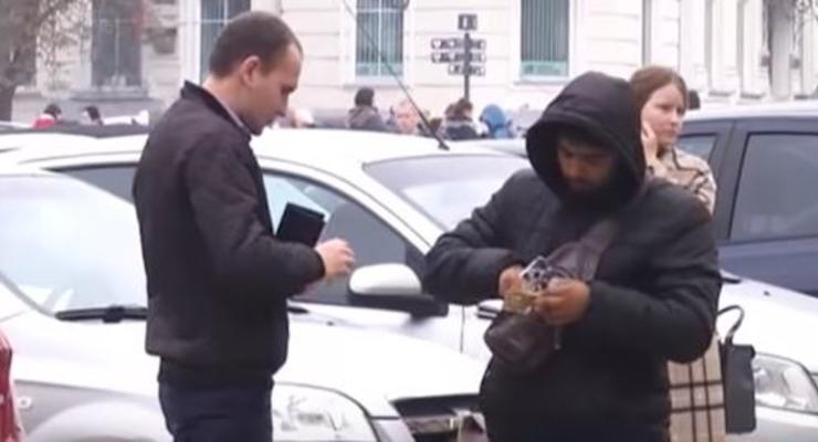 Мошенники поставили шлагбаум в самом центре Киева и брали деньги за парковку