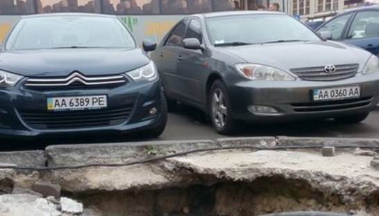 Возле вокзала в Киеве провалился асфальт: Дорожники игнорируют уже неделю