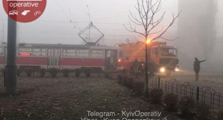 Потерялись в тумане: В Киеве трамвай протаранил мусоровоз