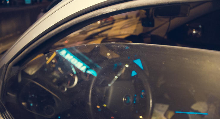 В Киеве таксист зажал руку полицейского стеклом и попытался скрыться