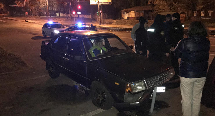 В Киеве нетрезвая водитель устроила ДТП и кидалась на патрульных