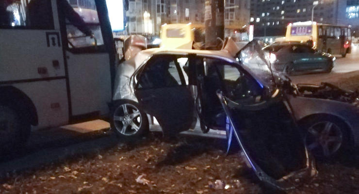 Автобус смял Lexus в Киеве: Водителя вырезали из покореженного авто