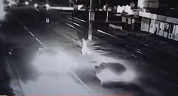 Появилось видео, как Hyundai сбивает пешехода и скрывается с места ДТП