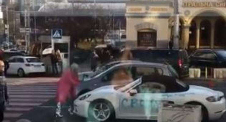В самом центре Киева блондинка с топором методично разбила чужой Porsche