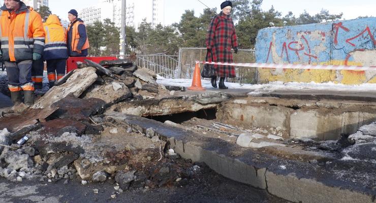 В Киеве возле метро "Дарница" произошел провал моста