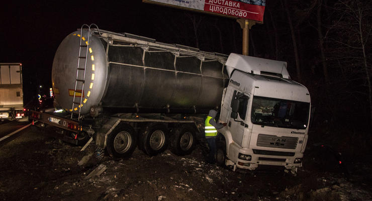 За 1,5 часа на одном месте под Киевом разбилось сразу три фуры
