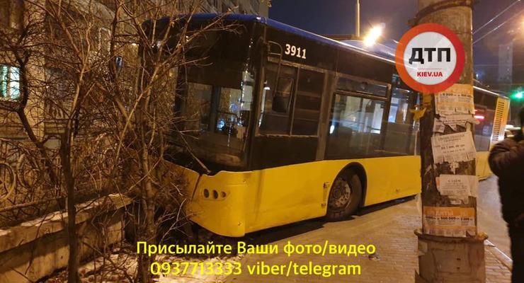 В Киеве троллейбус вылетел на тротуар - отказали тромоза