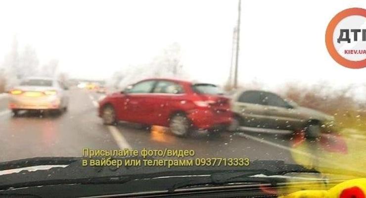Крупное ДТП под Киевом: На льду разбились 5 авто