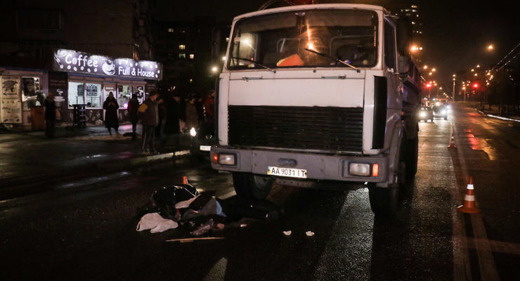Жуткое ДТП в Киеве: Грузовик насмерть сбил женщину